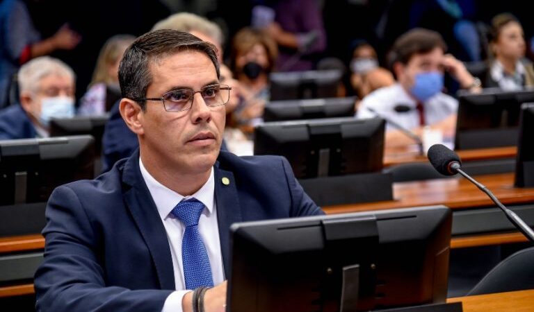 Projeto de deputado Amaro Neto determina aumento de pena para crimes praticados com armas falsas