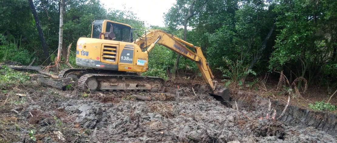 Limpeza do braço do Rio Bubu e de canal em Padre Gabriel é executada por equipes da Secretaria de Serviços