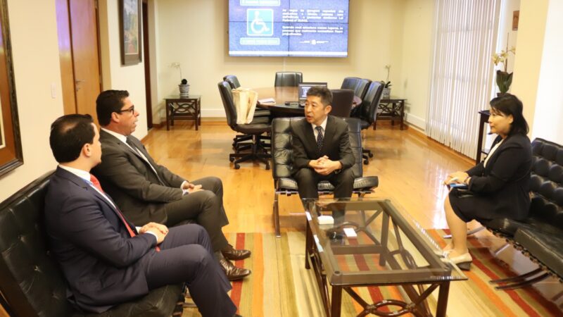 Cônsul Geral do Japão e Cônsul Cultural visitam a Assembleia Legislativa do ES em busca de estreitar laços diplomáticos