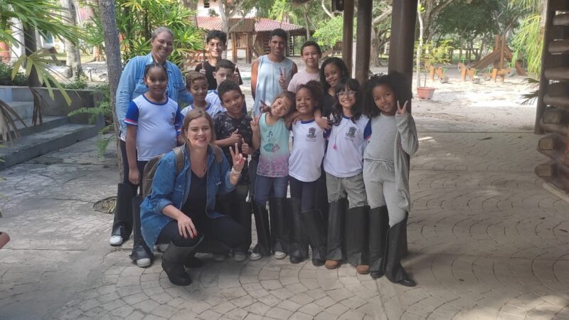Estudantes de escola no interlagos desfrutam de aulas interativas e educação especial fora do ambiente convencional