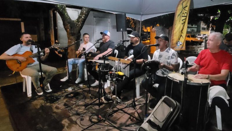 Edgard Pinheiro se Apresenta e Anima Noite de Sexta-feira (1) na Praça de Itaoca