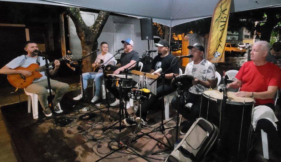 Edgard Pinheiro se Apresenta e Anima Noite de Sexta-feira (1) na Praça de Itaoca