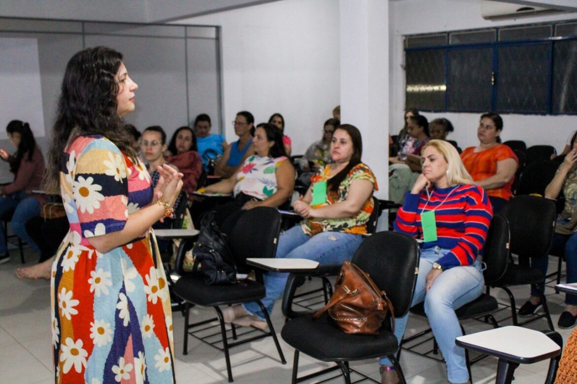 Profissionais da Educação Infantil estão participando da formação do PAES