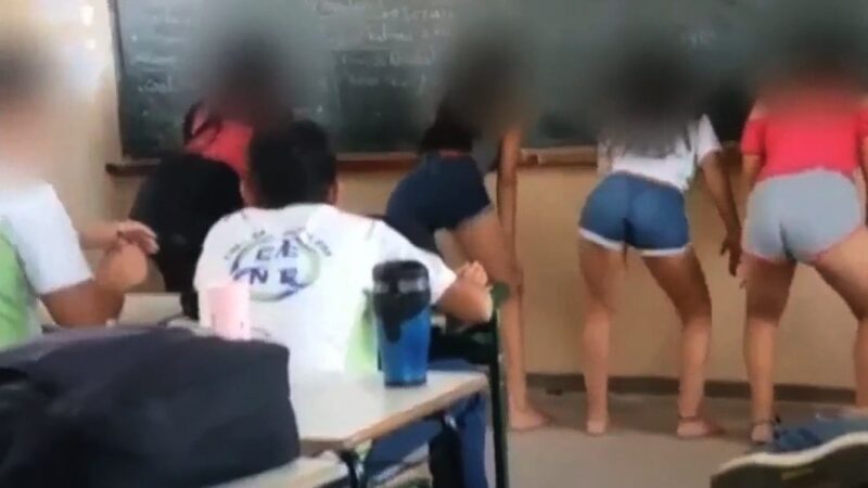 Proibição de músicas obscenas nas escolas é discutida por deputado Alcântaro Filho.