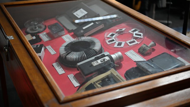 Exposição de fotografias que retratam a história da capital começou nesta terça-feira.