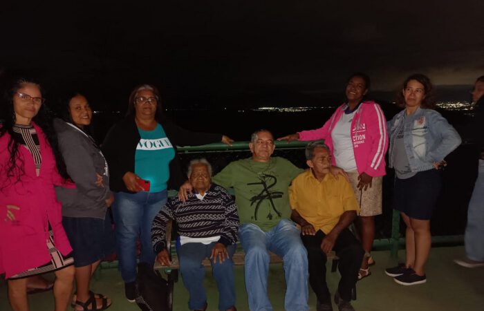 Estudantes da EJA em Aventura Noturna: Explorando o Parque da Fonte Grande sob a Lua Cheia.