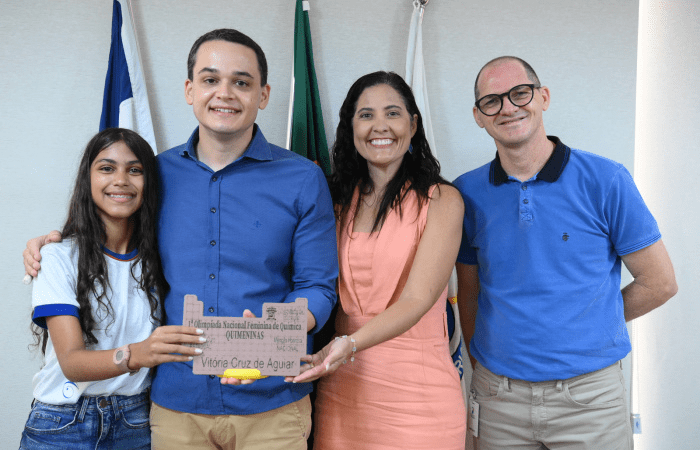 Brilho Acadêmico: Estudante Recebe Homenagem por Medalha de Ouro na Olimpíada de Química
