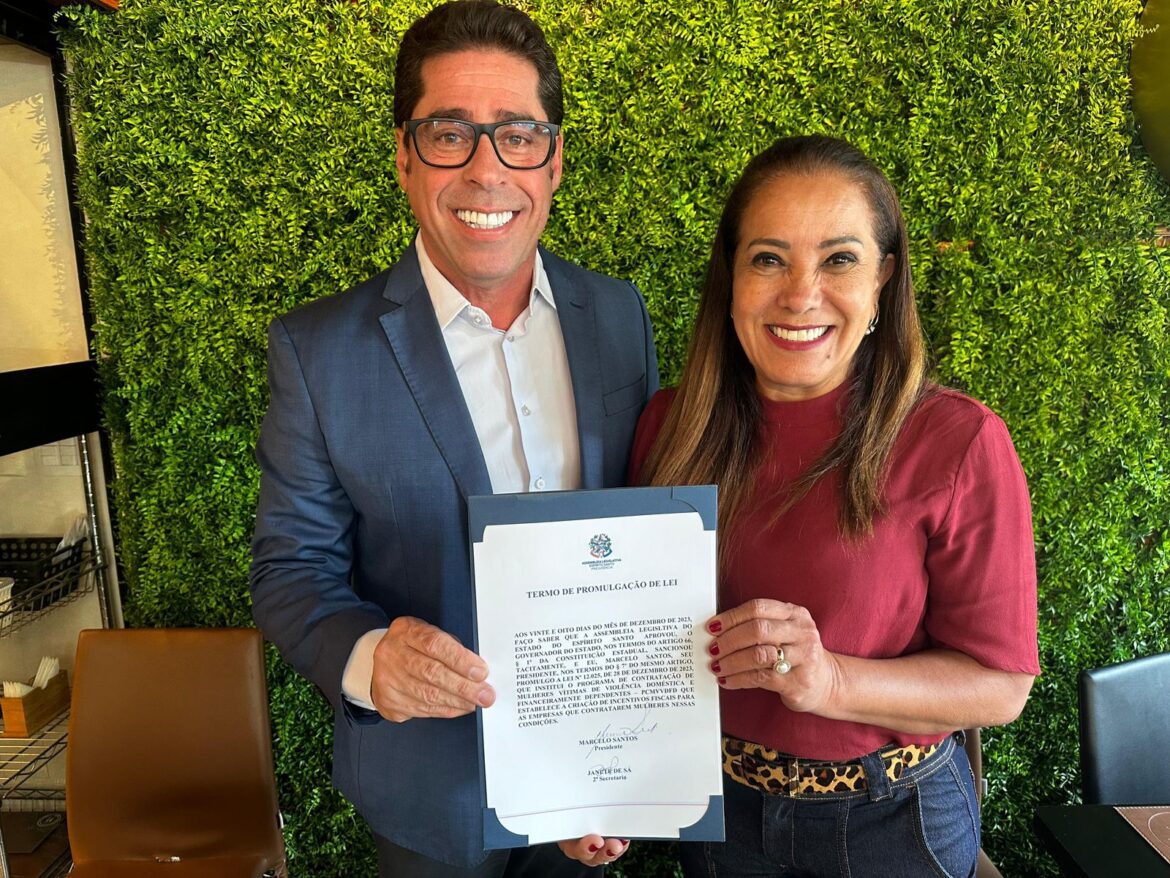 Presidente da Assembleia Legislativa Promulga Lei para Empregar Mulheres que Sofrem Violência
