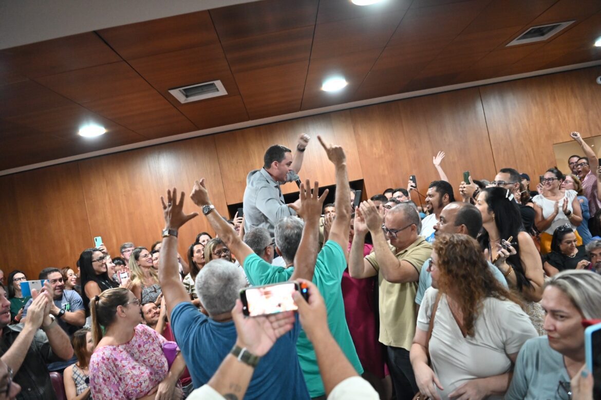 Gestão valoriza servidores: Pazolini é aplaudido e abraçado pela equipe da PMV