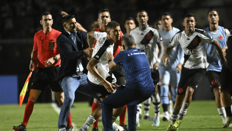 Discussão entre Jogadores de Vasco e Água Santa após Jogo em São Januário