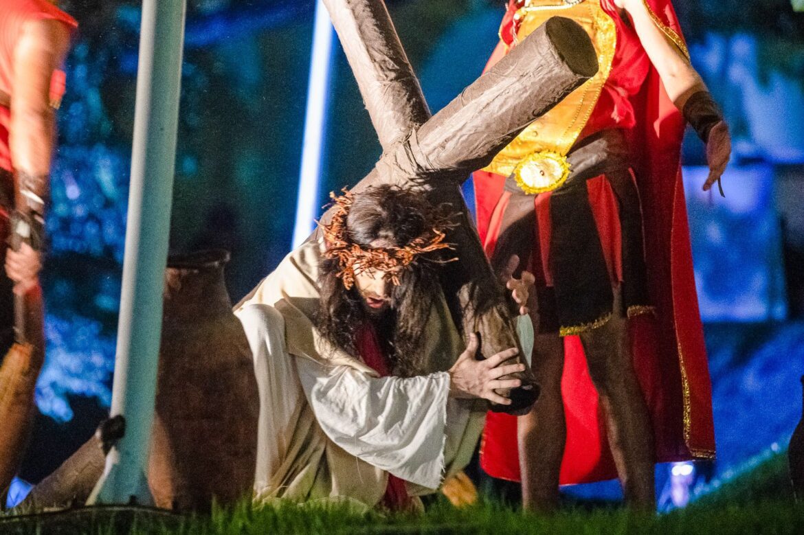 Celebre a Fé: Apresentações Especiais da Paixão de Cristo em Dois Pontos de Vitória