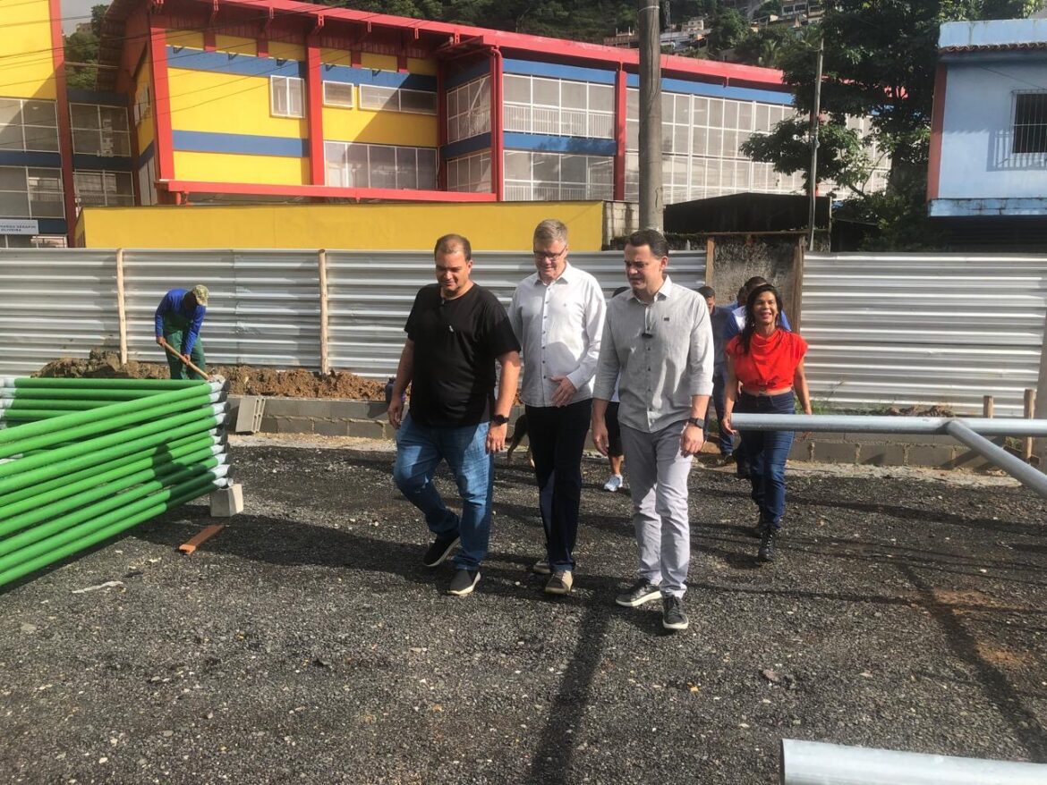 Pazolini visita obra do campo de grama sintética em Gurigica