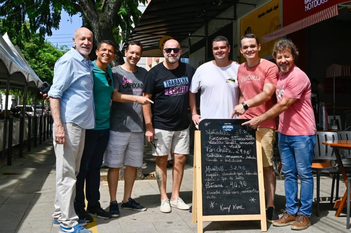 Pazolini visita sexta edição da Feira de Antiguidades na Rua da Lama