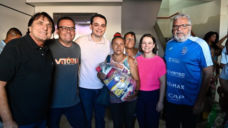 Pazolini entrega mais 2 toneladas de alimentos para famílias de Vitória
