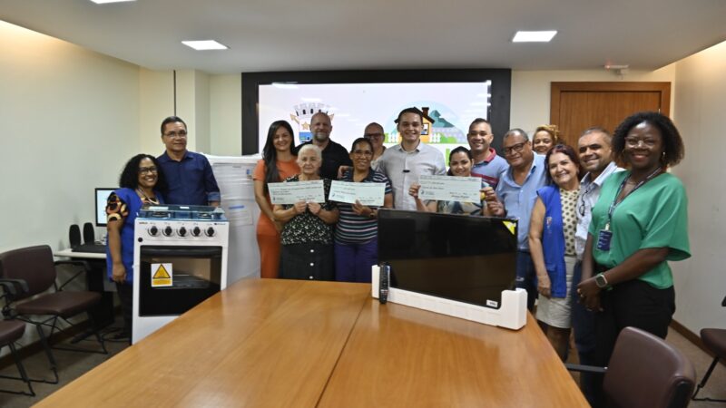 Pazolini entrega casa própria com geladeira, TV e fogão a mais três famílias da capital