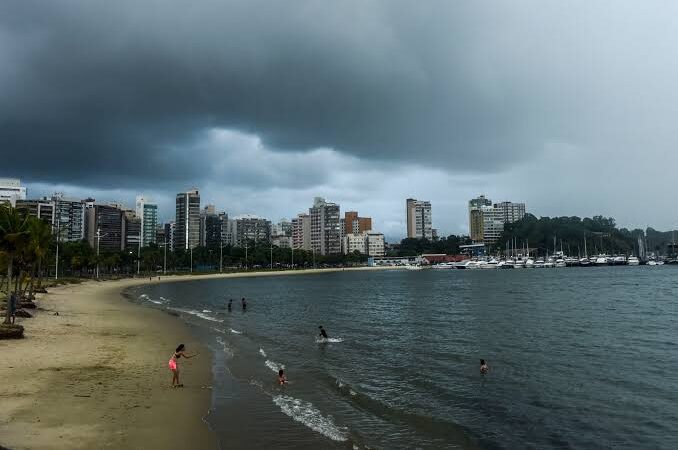 Chegada de frente fria traz chuva e temperaturas amenas ao ES no fim de semana