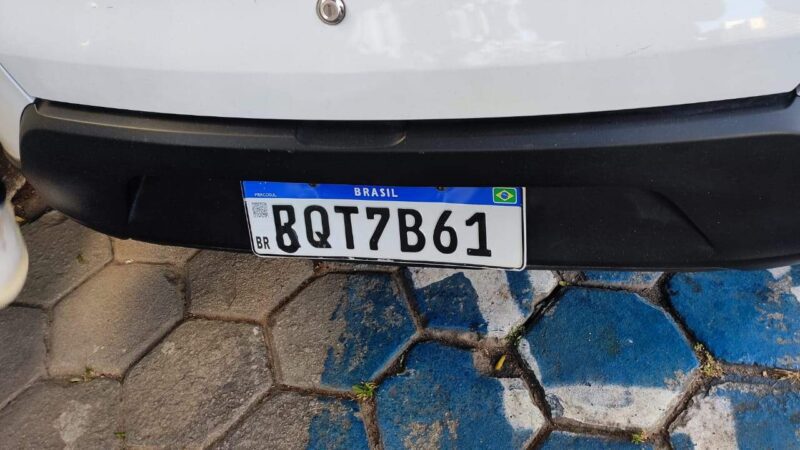 Prefeito flagra placa adulterada e motorista é preso em Vitória