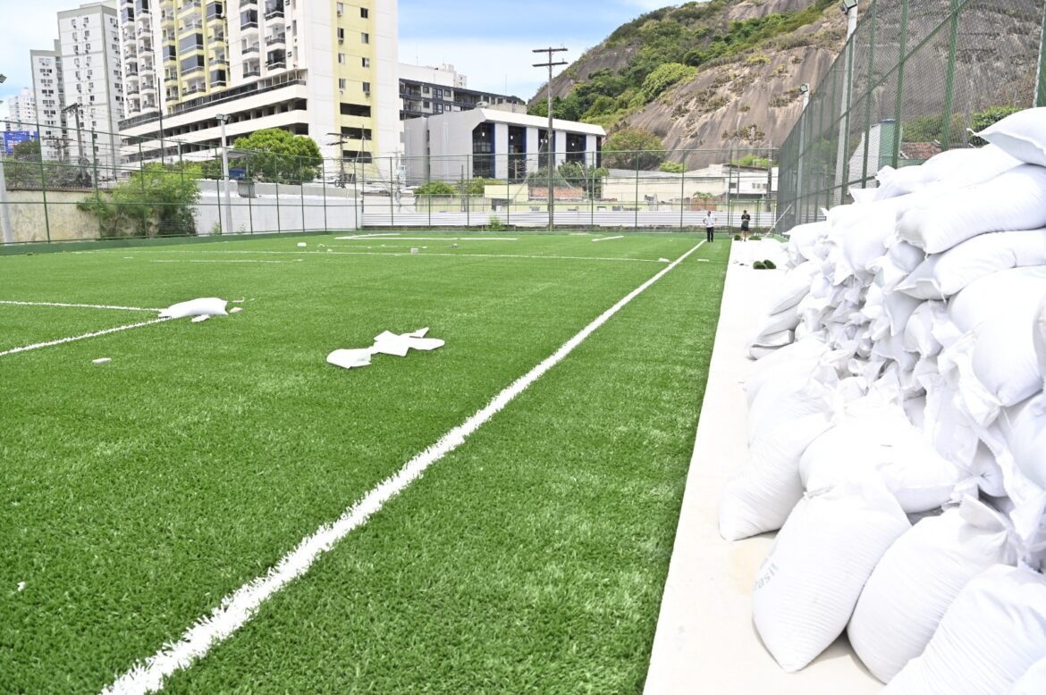 Pazolini Inspeciona Progresso da Construção do Campo de Grama Sintética no Bairro Santa Lúcia