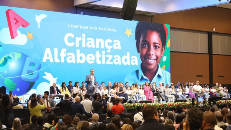 Gestão Pazolini: Brasília confere Selo Ouro em alfabetização a Vitória