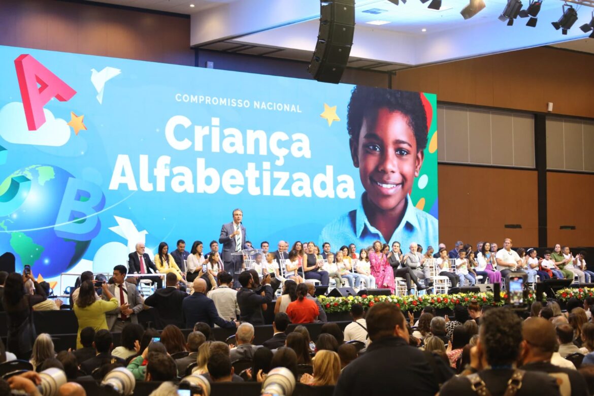 Gestão Pazolini: Brasília confere Selo Ouro em alfabetização a Vitória