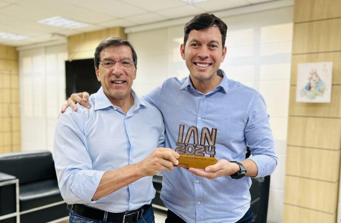 Arnaldinho Borgo recebe prêmio da Findes por fomentar o desenvolvimento empresarial