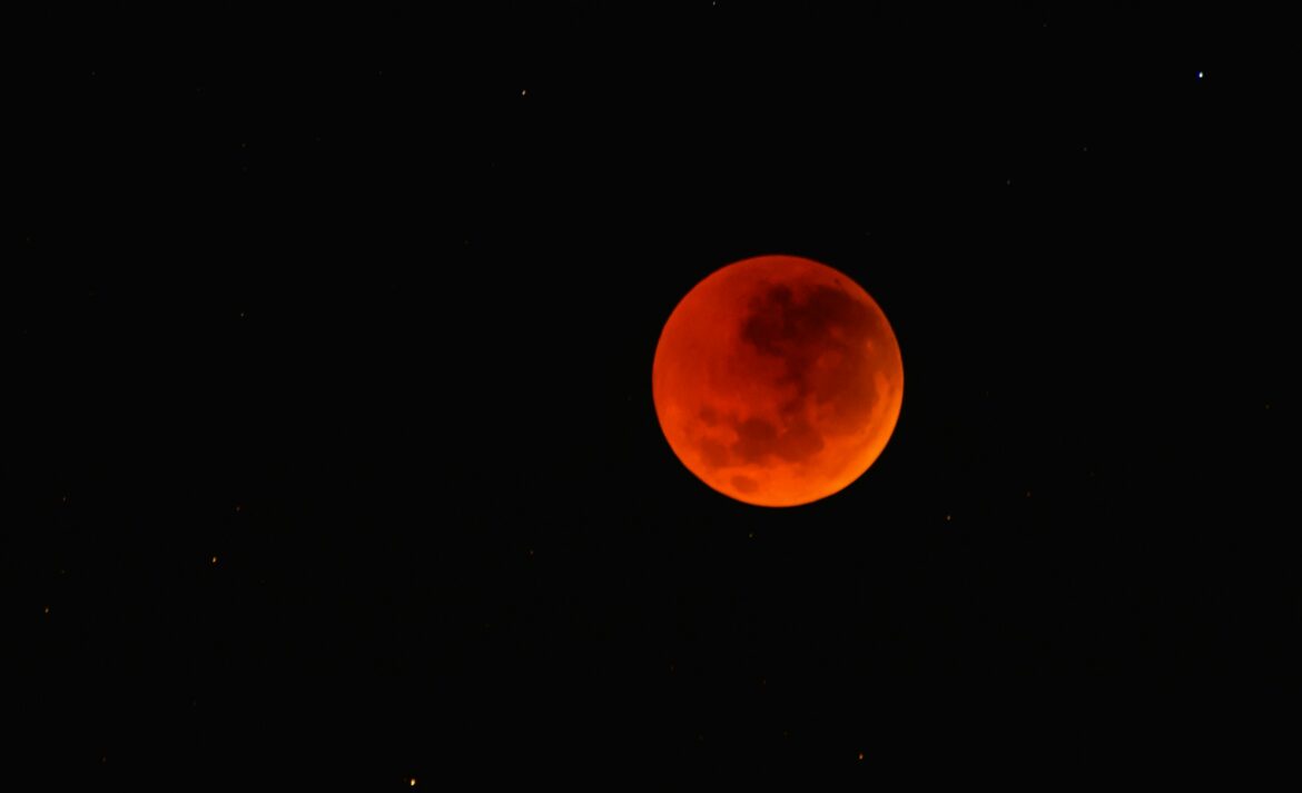 “Lua de Sangue”: Como e quando ver o eclipse total da lua (14/03)