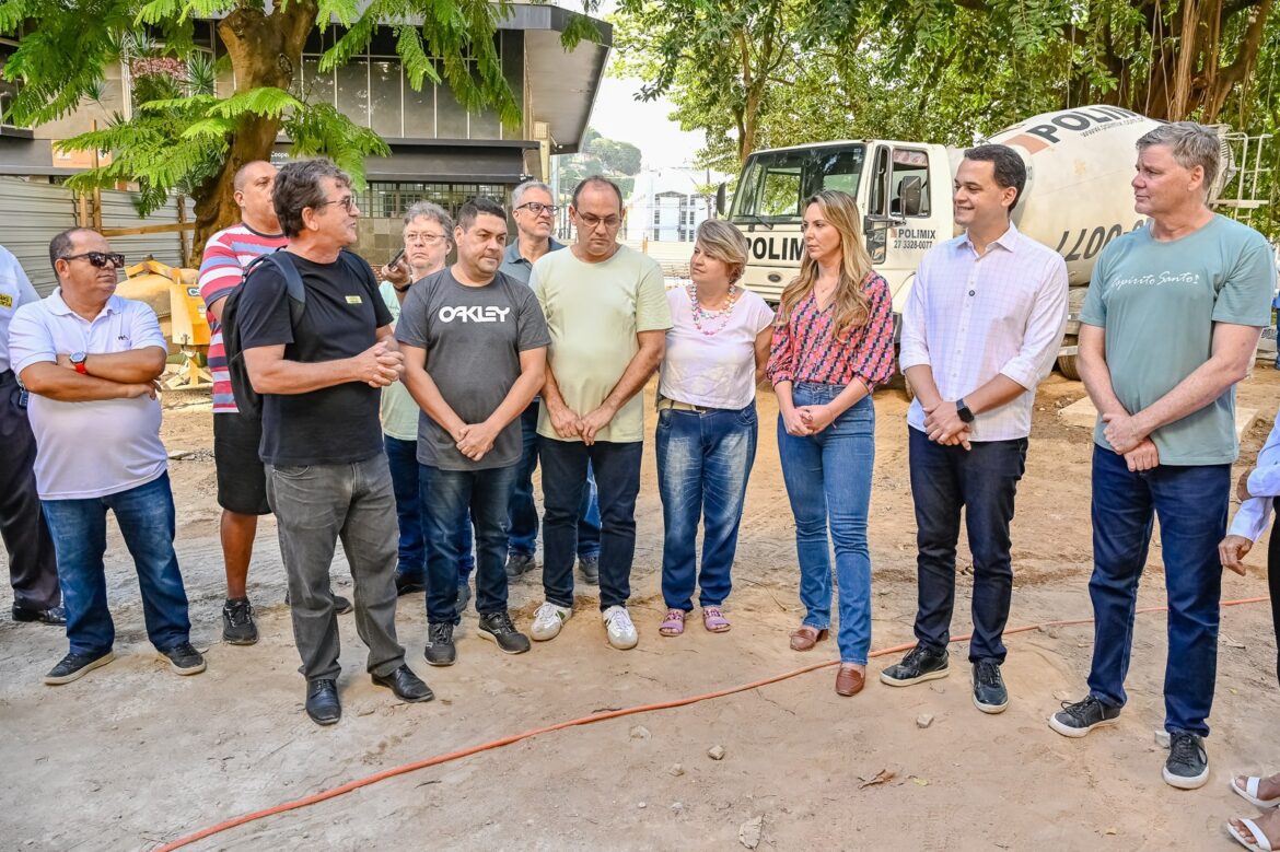Pazolini, Cris e lideranças comunitárias visitam obras da praça Getúlio Vargas e do Mirante do Porto