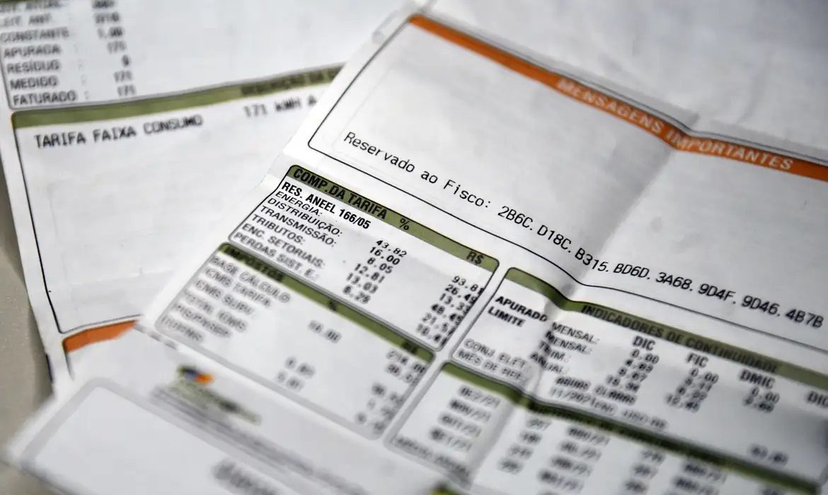 Governo planeja sugerir que até 60 milhões de pessoas não precisem pagar energia elétrica