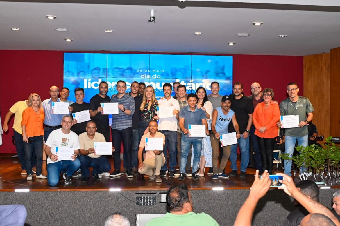 Pazolini homenageia líderes comunitários: representantes dos bairros da capital recebem reconhecimento