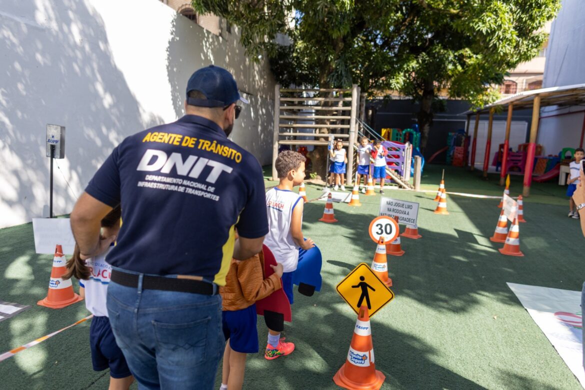 Dnit-ES envolve mais de 500 alunos em ações do Maio Amarelo pelo trânsito seguro