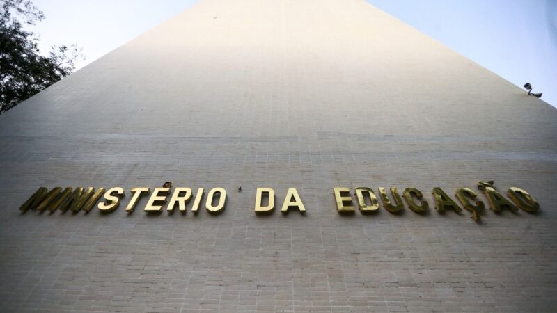 MEC proíbe graduação EAD para 5 cursos e reduz total de aulas online