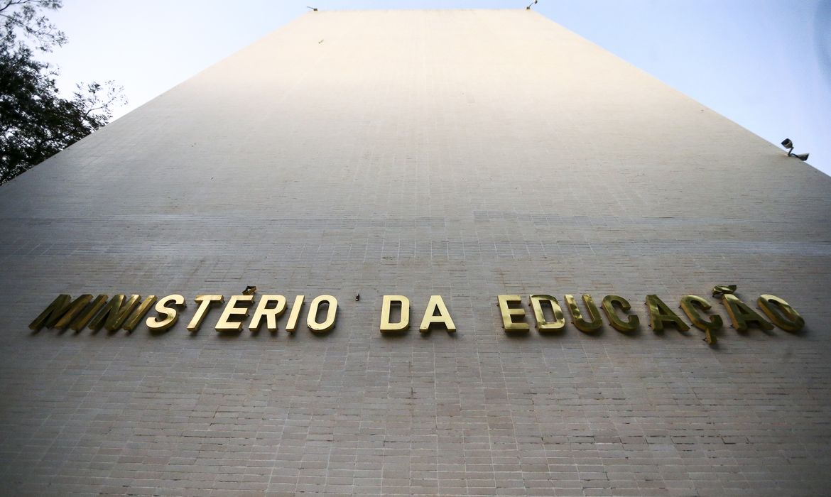 MEC proíbe graduação EAD para 5 cursos e reduz total de aulas online