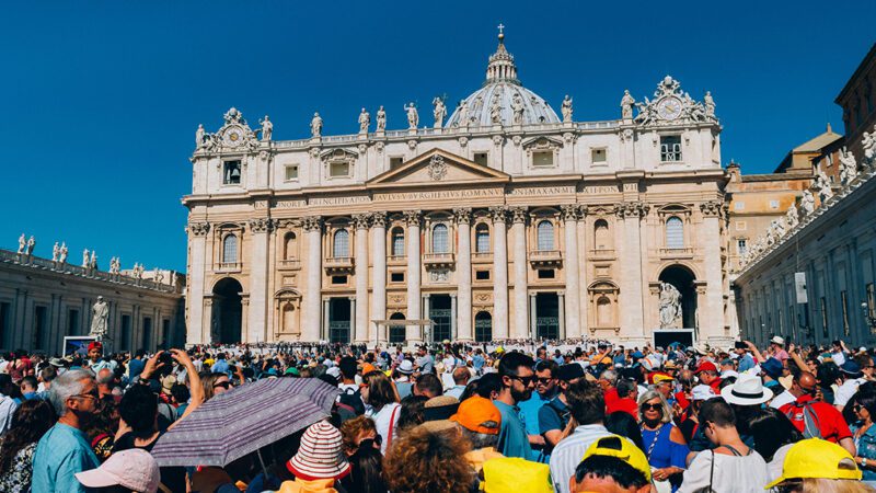 Fumaça branca: cardeais decidiram quem será o novo Papa