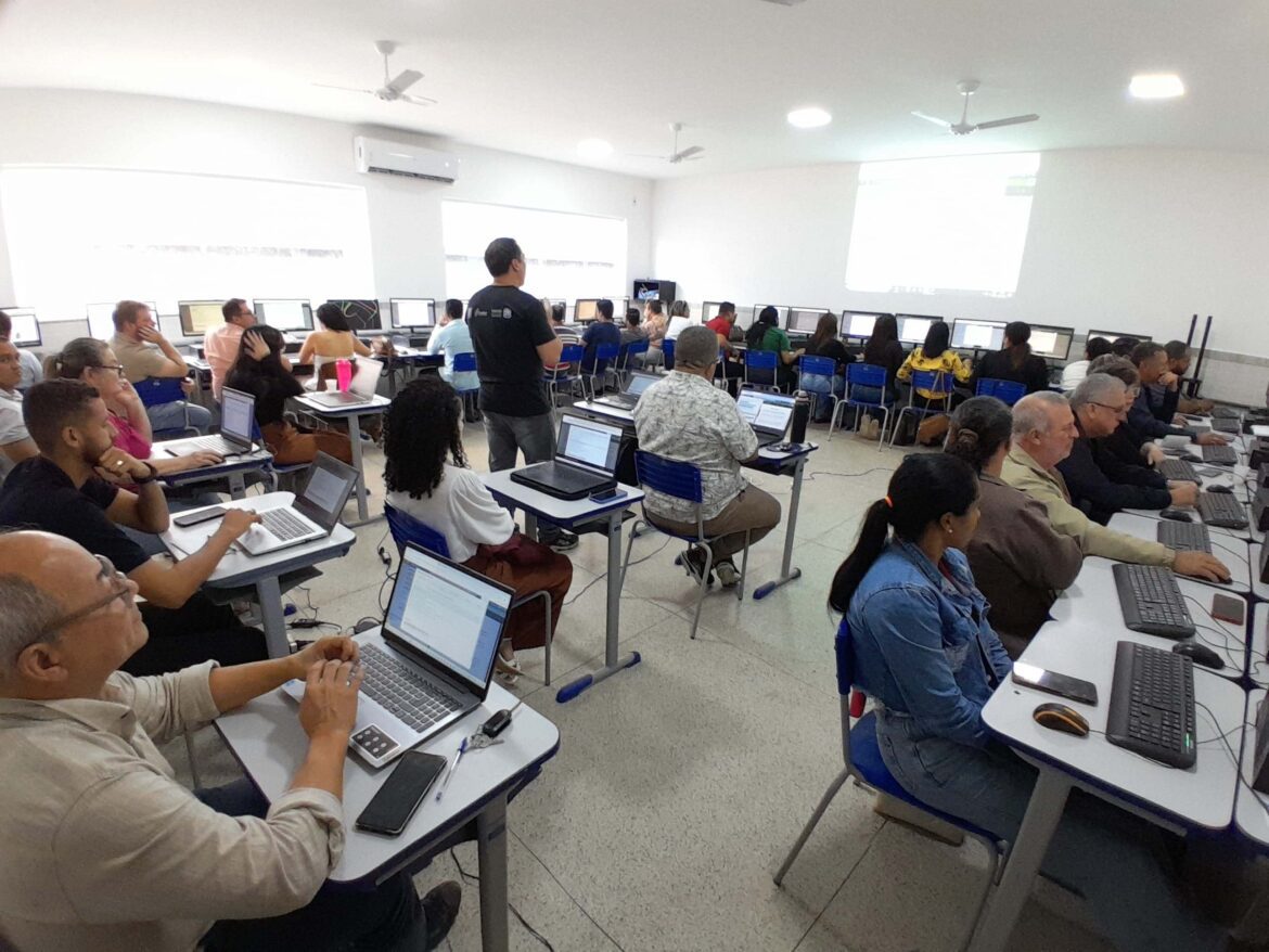 Servidores de Pinheiros passam por capacitação para uso do sistema E-Docs