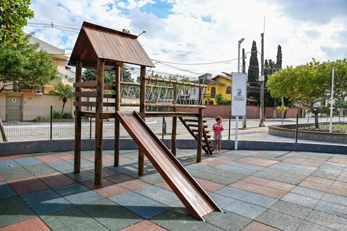 Praça ganha vida nova com entrega feita por Pazolini na capital