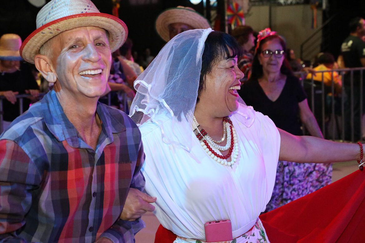 Idosos animam o “Arraiá no Mercado” em Cariacica nesta sexta-feira (25)