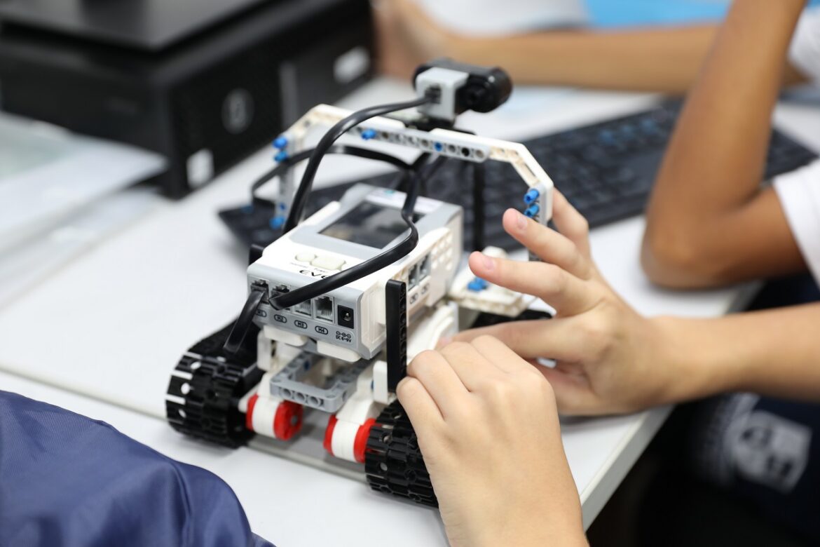 Alunos de Cariacica se preparam para brilhar na Olimpíada Brasileira de Robótica