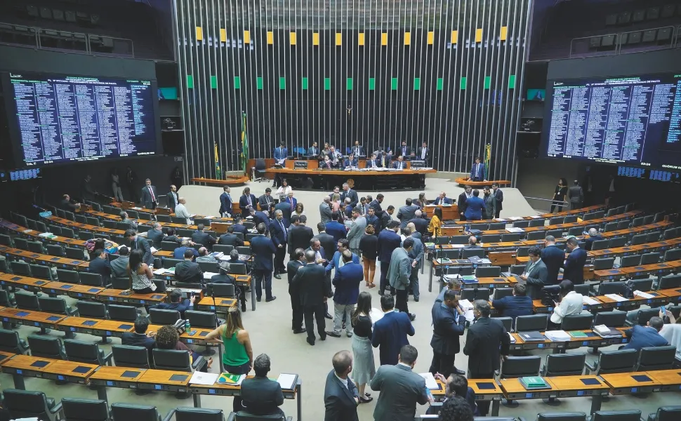 Pais podem ter prioridade para tirar férias no recesso escolar, propõe projeto aprovado na Câmara