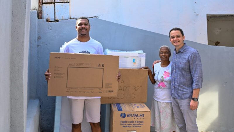 Casa Feliz e Segura: Pazolini já entregou 240 novas residências a famílias de Vitória