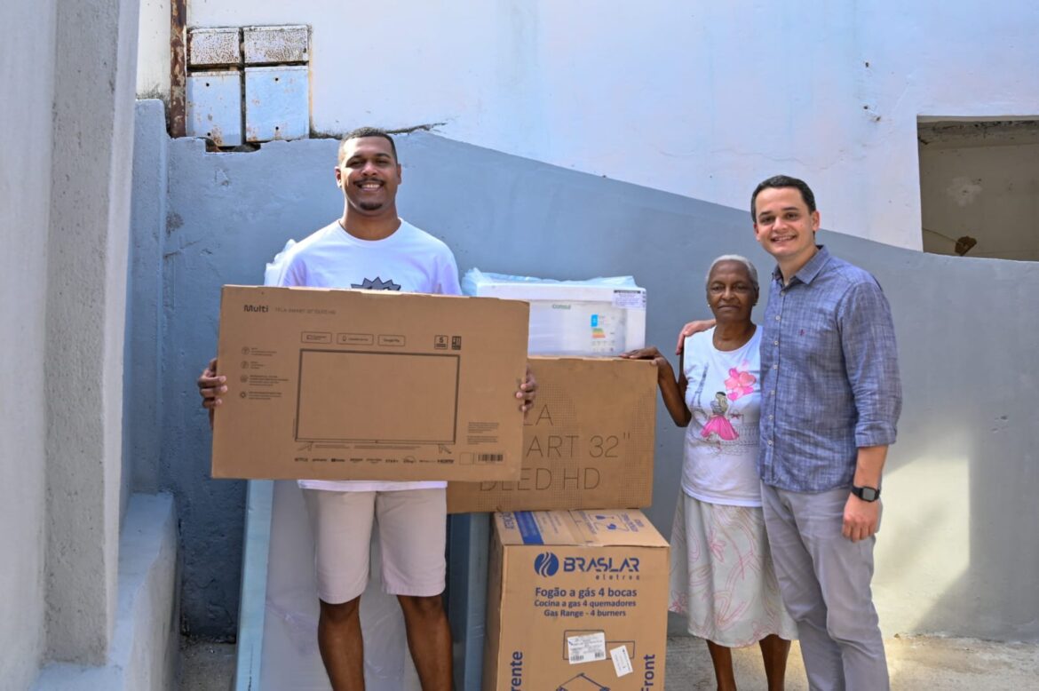 Casa Feliz e Segura: Pazolini já entregou 240 novas residências a famílias de Vitória