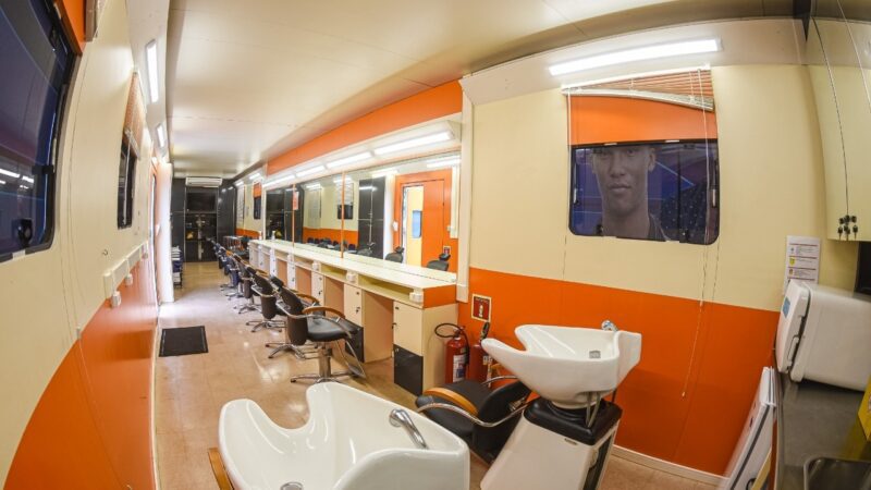 Unidade Móvel de Beleza do Senac traz qualificação e oportunidades a Vila Velha