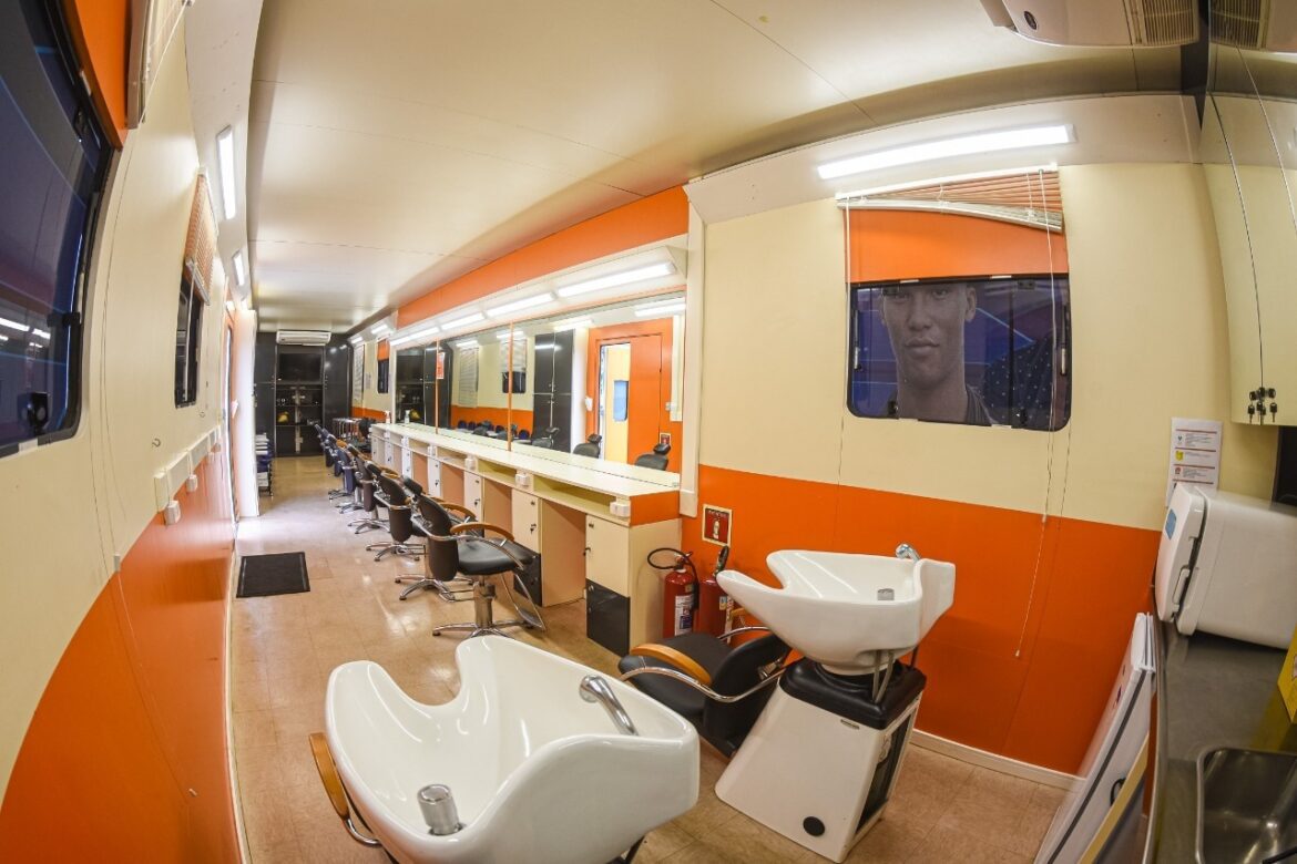 Unidade Móvel de Beleza do Senac traz qualificação e oportunidades a Vila Velha