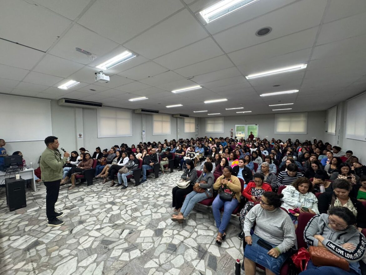 Assistentes de Educação participam de formação sobre estratégias para alunos com TEA