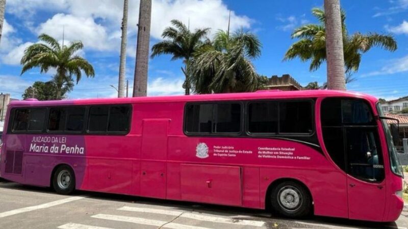 Prefeitura de Vila Velha e TJES levam Ônibus Rosa à Prainha para apoiar mulheres vítimas de violência