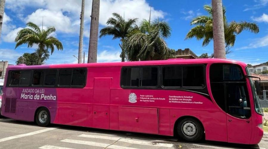 Prefeitura de Vila Velha e TJES levam Ônibus Rosa à Prainha para apoiar mulheres vítimas de violência