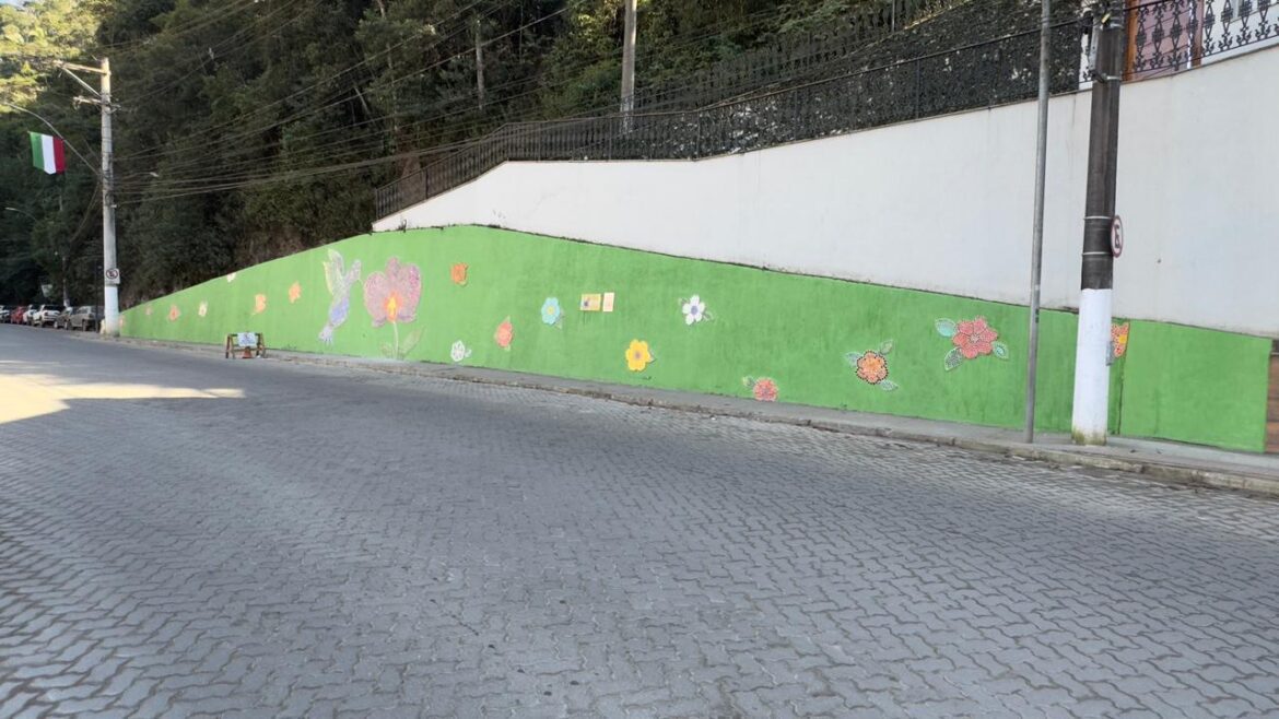 Arte e Sustentabilidade Transformam Santa Teresa com Mural Feito de Tampinhas