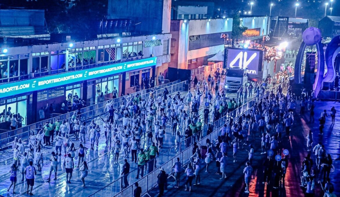 Vital 2025 leva Carnaval fora de época ao Sambão do Povo em Vitória