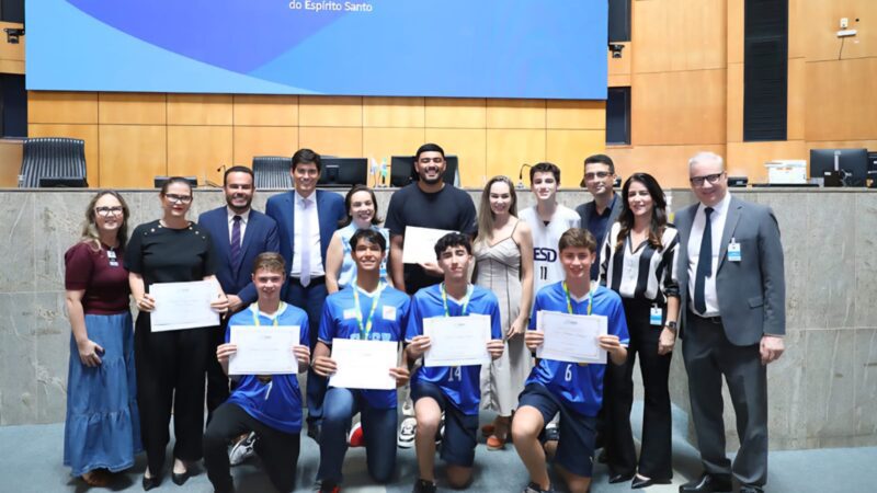 Mazinho homenageia atletas capixabas de volta à elite do vôlei sub-16
