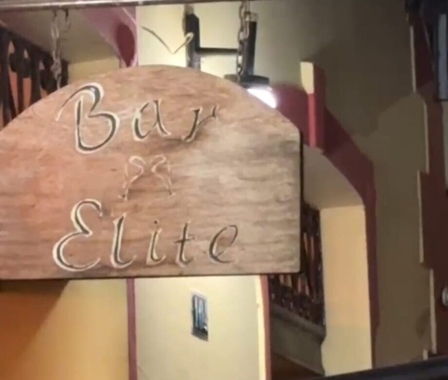 O Bar Elite, localizado no charmoso bairro de Santa Teresa, no Espírito Santo, tem uma história rica e interessante que se confunde com a própria memória do bairro.