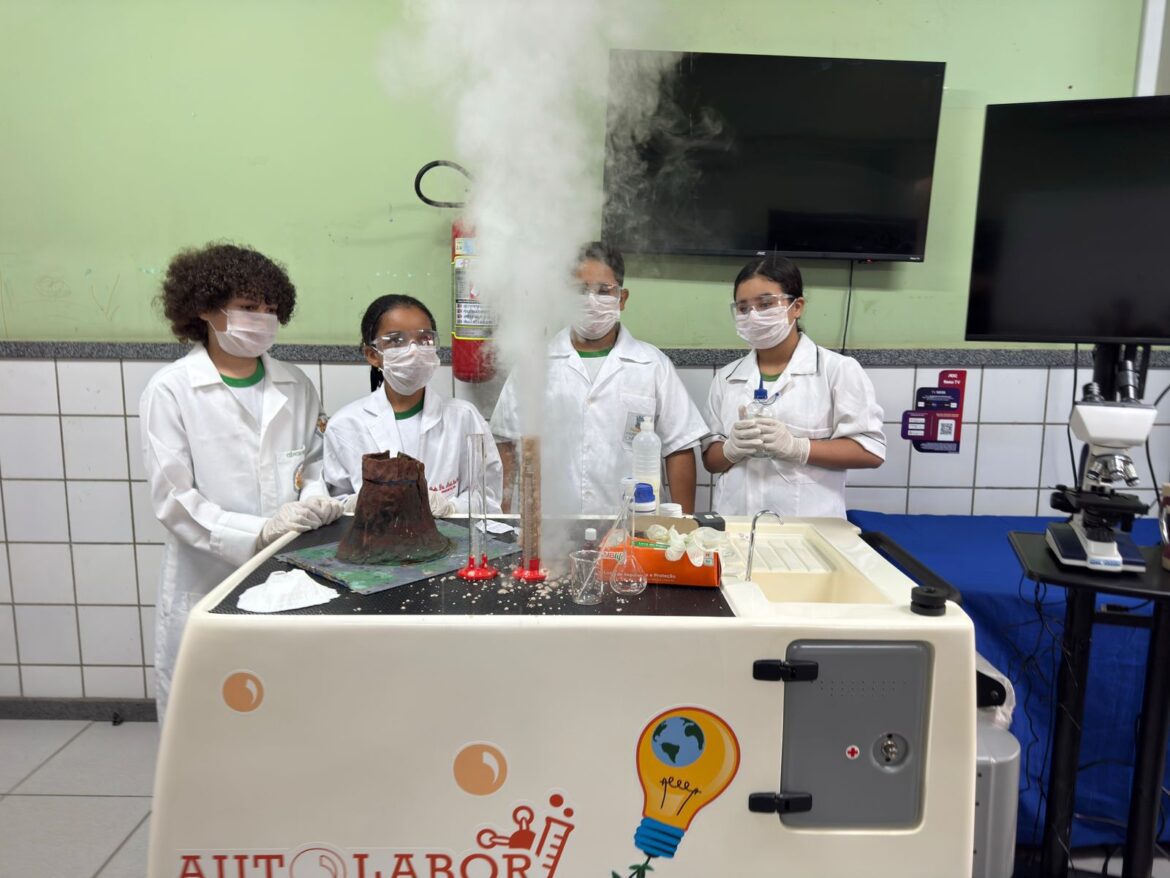 Alunos da Emef Tiradentes vivenciam ciência na prática com simulação de erupção vulcânica